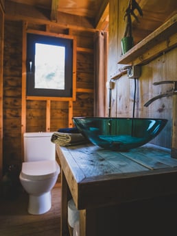 The wooden cabin offers all the comforts of home with a cozy, fully equipped kitchen and a modern bathroom. Thoughtfully designed with natural touches, both spaces combine practicality and charm, making your stay as comfortable as it is relaxing.