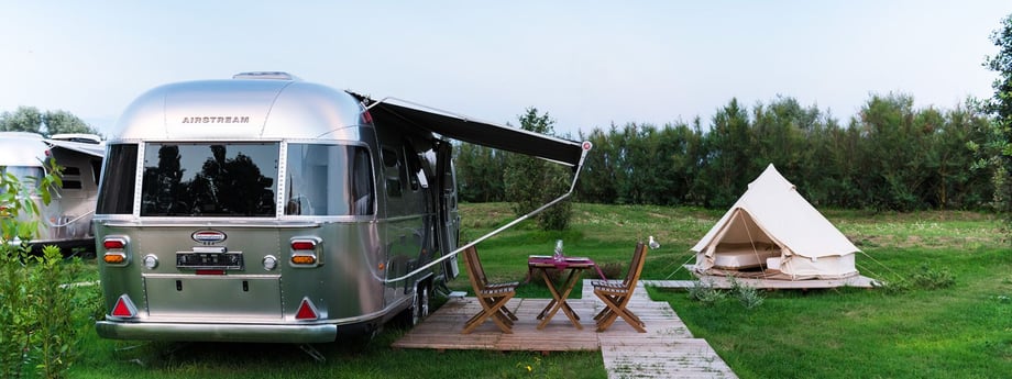 Airstream-trailer en bell-tent