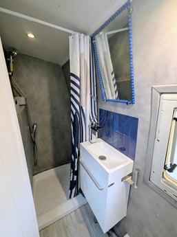 A functional bathroom with shower and eco-friendly dry toilets 🚿
Simple and sustainable, in harmony with nature.