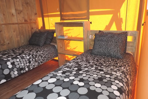Second bedroom with 2 single beds (80x200cm) and storage