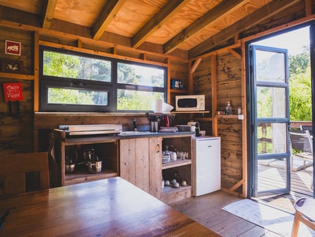 The wooden cabin offers all the comforts of home with a cozy, fully equipped kitchen and a modern bathroom. Thoughtfully designed with natural touches, both spaces combine practicality and charm, making your stay as comfortable as it is relaxing.