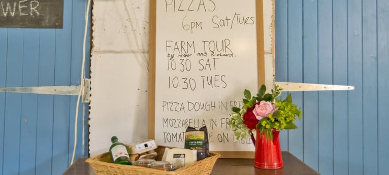 Well stocked farm shop with pizza!