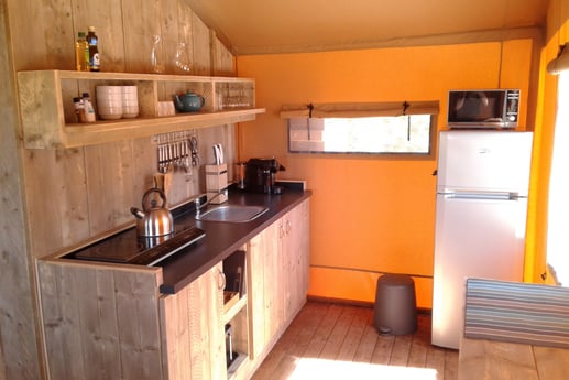 Fully equiped kitchen with cooker, microwave, fridge/freezer